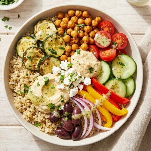 Mediterrane Buddha Bowl mit Hummus und Feta