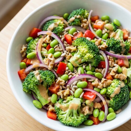 Brokkolisalat mit cremigem Erdnuss-Dressing