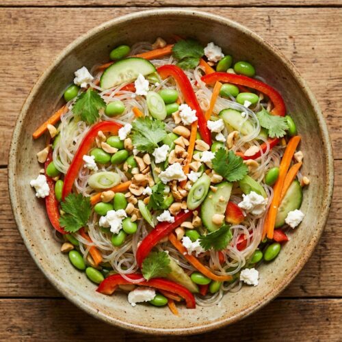 Warmer Thai-Glasnudelsalat mit Edamame, roter Paprika, Gurke, Karotten und Erdnüssen