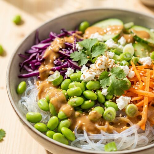 Edamame-Glasnudel-Bowl mit Erdnuss-Dressing