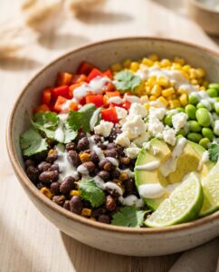 Schwarze-Bohnen-Burrito-Bowl mit Avocado und Soja-Joghurt