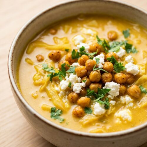 Cremige Kohlsuppe mit gerösteten Kichererbsen