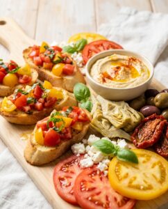 Italienische Antipasti-Platte mit Bruschetta und Feta-Caprese