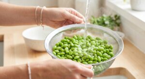 Edamame-Glasnudel-Bowl mit Erdnuss-Dressing - Schritt 1