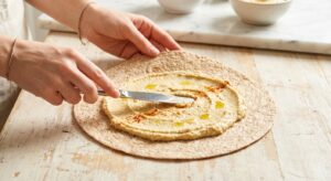 Mediterraner Ofengemüse-Wrap mit Hummus - Schritt 4