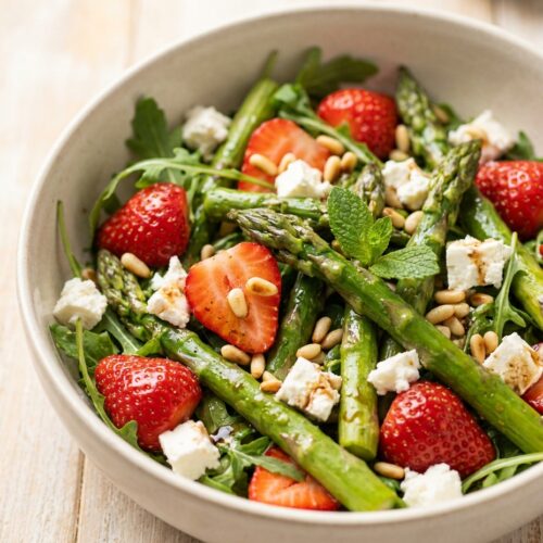 Spargelsalat mit Erdbeeren und Feta