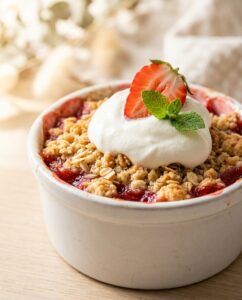 Erdbeer-Rhabarber-Crumble mit Vanille-Joghurt