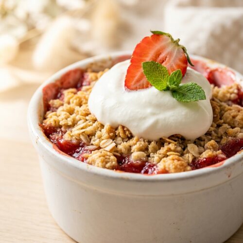 Erdbeer-Rhabarber-Crumble mit Vanille-Joghurt