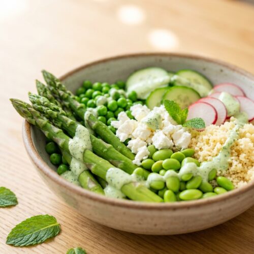 Frühlings-Bowl mit Spargel, Erbsen und Minz-Dressing