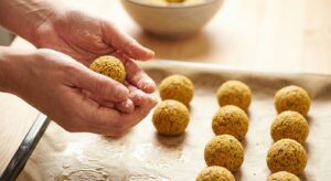 Knusprige Falafel aus dem Ofen mit Joghurt-Dip - Schritt 4