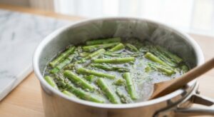Cremige Spargelsuppe mit Croutons - Schritt 4