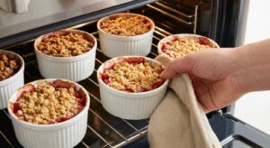 Erdbeer-Rhabarber-Crumble mit Vanille-Joghurt - Schritt 5