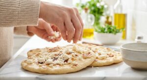 Bärlauch-Fladen mit Feta und Frühlingszwiebeln - Schritt 6