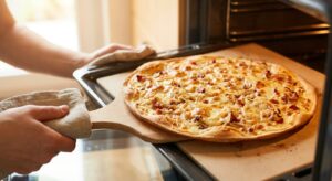 Vegetarischer Flammkuchen mit Schmand und Rucola - Schritt 6