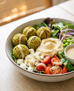 Grüne Falafel-Bowl mit selbstgemachtem Hummus