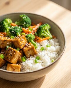Teriyaki-Tofu-Bowl mit Reis und Brokkoli
