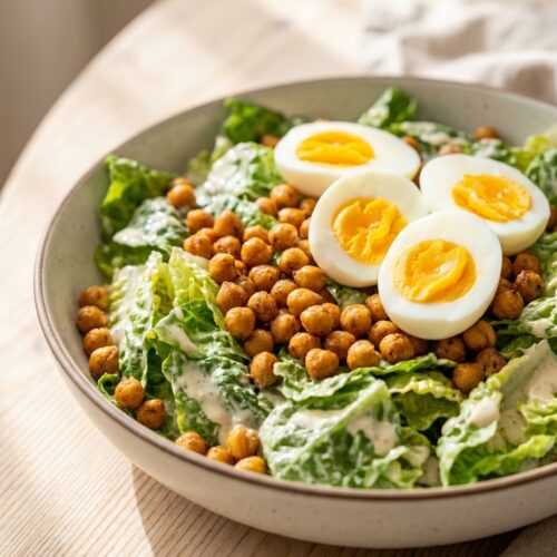 Caesar-Bowl mit gerösteten Kichererbsen