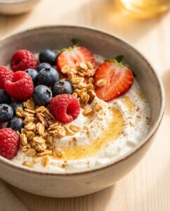 Skyr-Beeren-Bowl mit Hafercrunch