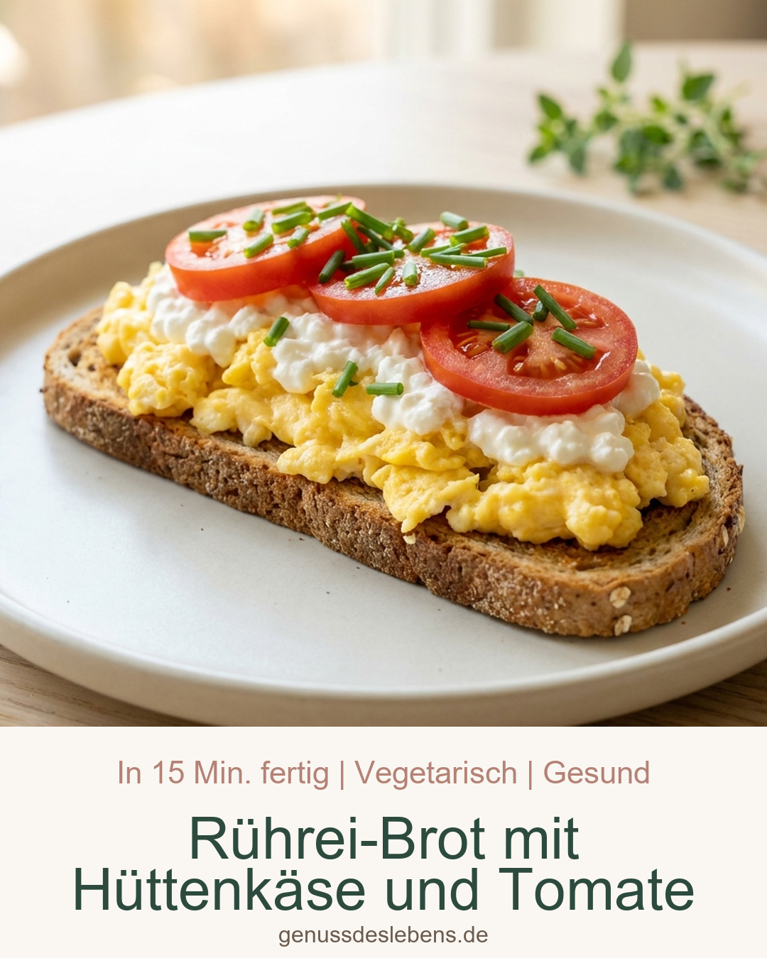 Rührei-Brot mit Hüttenkäse und Tomate - Pin für Pinterest