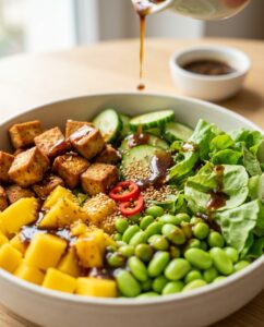 Mango-Tofu-Bowl mit Räuchertofu und Edamame