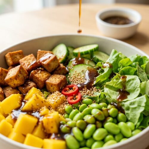 Mango-Tofu-Bowl mit Räuchertofu und Edamame