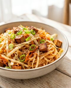 Reisnudel-Pfanne mit Weißkohl und Räuchertofu