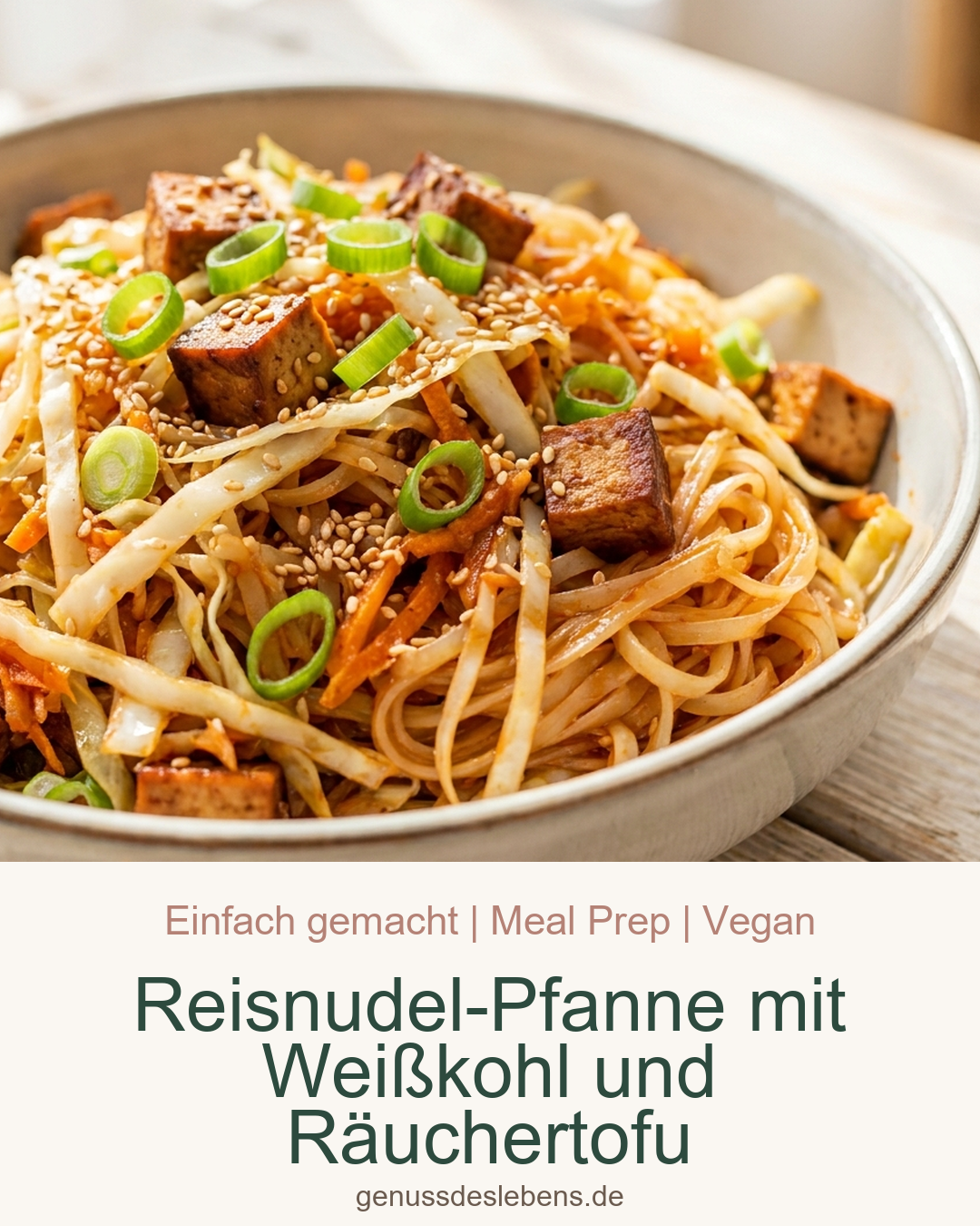 Reisnudel-Pfanne mit Weißkohl und Räuchertofu - Pin für Pinterest